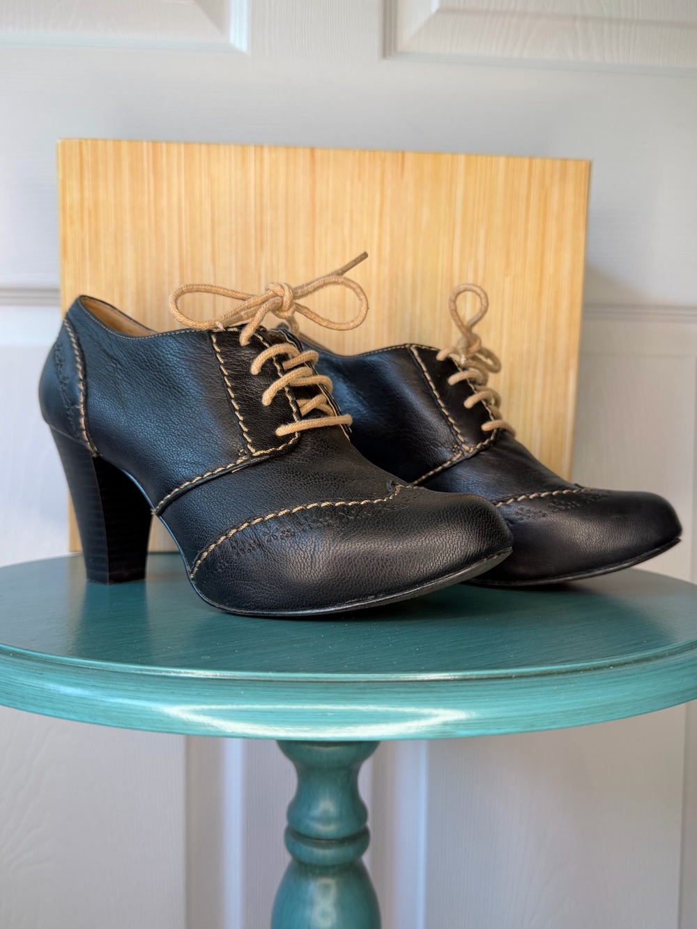 Women’s Vintage Fossil Black Leather Lace-Up Heeled Oxfords - size 7